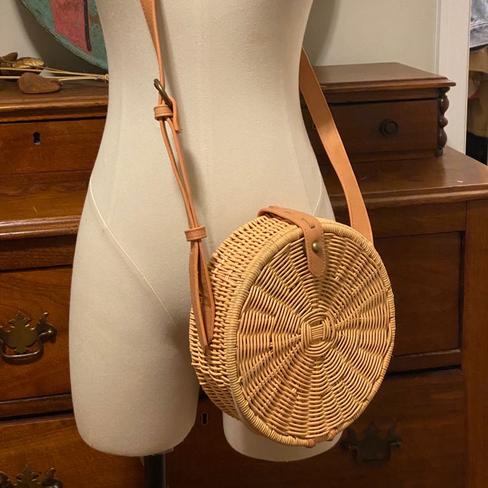 Crossbody basket purse
